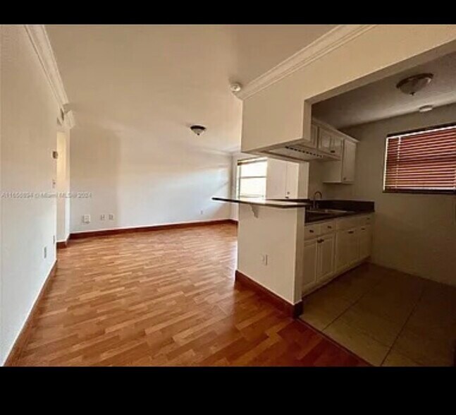 Building Photo - 2441 SW 31st Ave