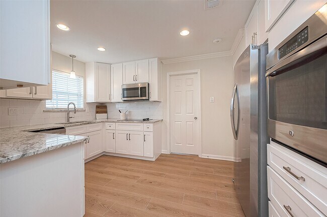 Building Photo - 10306 Bob White Dr