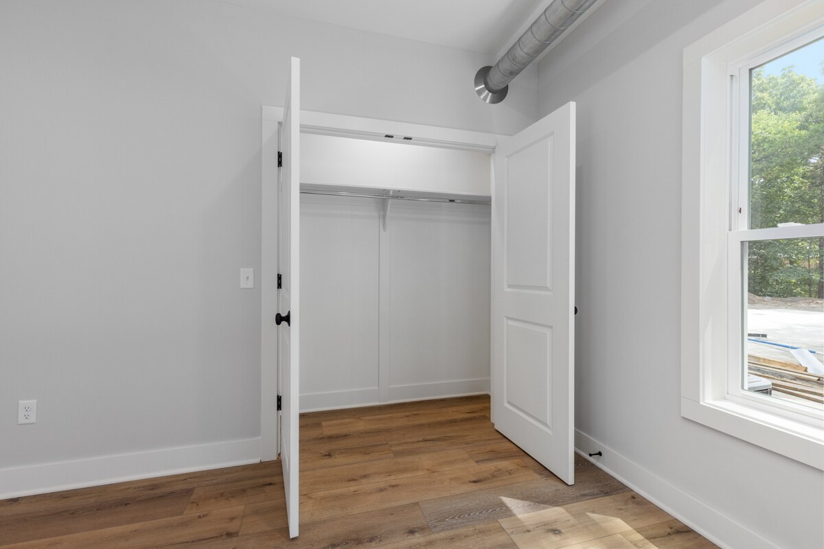 Building Photo - 1004 Diamond Ave NE