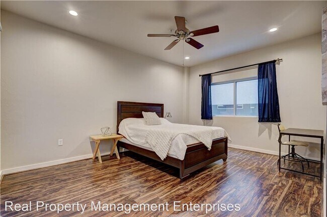 Building Photo - 1 br, 1 bath House - 1 NE 2nd St #304