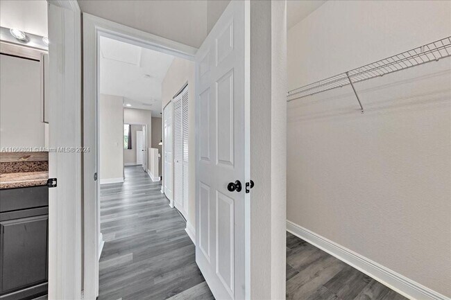 Building Photo - 995 SW 147th Ave