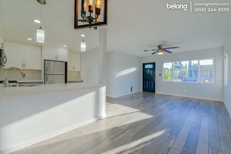 Building Photo - 2563 Roseview Pl