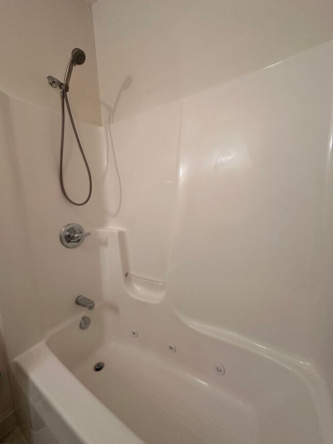 Building Photo - 3 Bedroom / 2 Bath/2 car garage/sunroom Brick Home Kingsport, TN