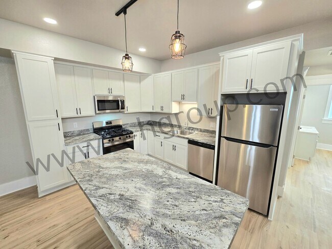 Building Photo - 715 57th St