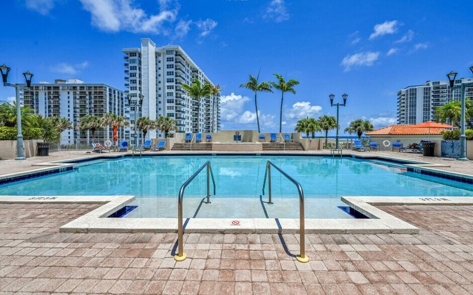 Building Photo - 3020 NE 32nd Ave