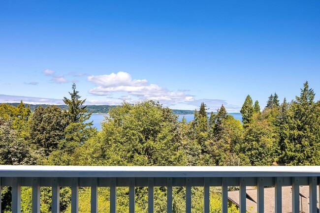 Building Photo - Beautiful Home in Mukilteo with Panoramic ...