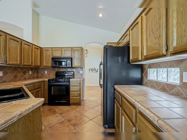 Building Photo - 4605 N Clear Creek Dr