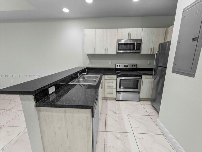 Building Photo - 850 SW 14th Ave