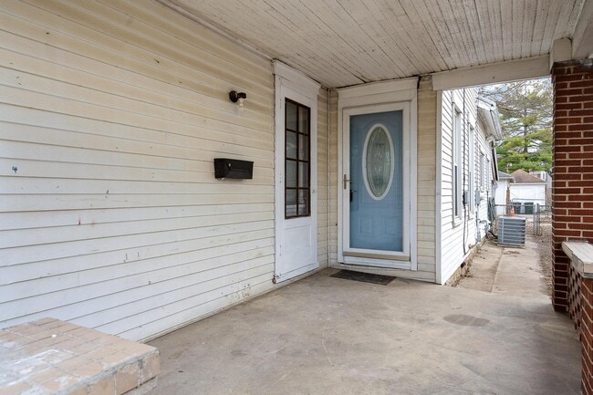 Building Photo - 544 Troy St