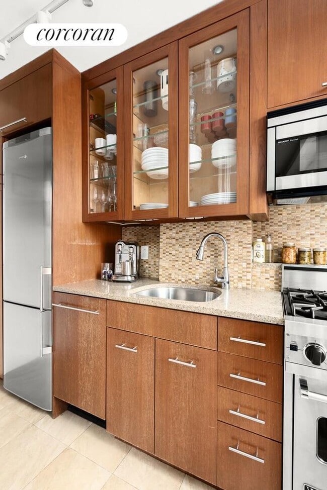 Building Photo - 302 W 12th St