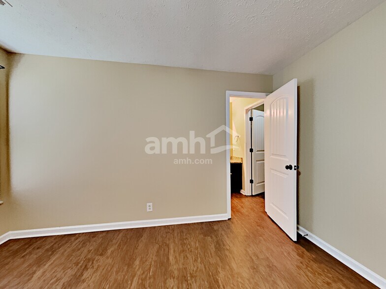 Building Photo - 4108 Meadow Green Dr