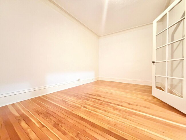 Building Photo - 2 Weeks Free! Charming 2nd Floor 1-Bed Condo in Ideal Nob Hill Location, W/S/G Included