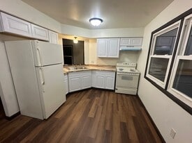 Building Photo - 220 Pleasant St