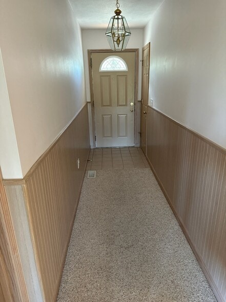 Entry - 1835 River Rd