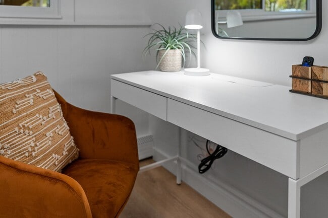 Building Photo - Stylish & Turnkey Furnished 2-BR Daylight Basement Apartment – Utilities + Wi-Fi Included