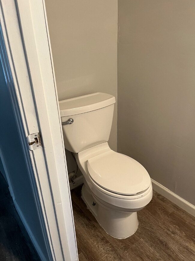 Building Photo - 2 BEDROOM 11/2 BATH TOWNHOME  MINUTES TO D...