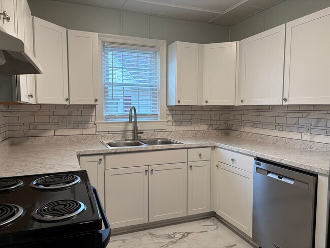 Building Photo - 3 Bedroom, 2 Bathroom in Eden!