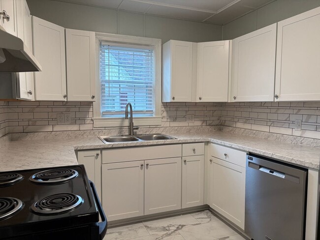 Building Photo - MOVE IN SPECIAL: 3 Bedroom, 2 Bathroom House in Eden!