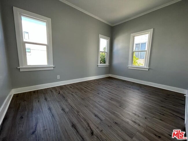 Building Photo - 759 1/2 N Ridgewood Pl