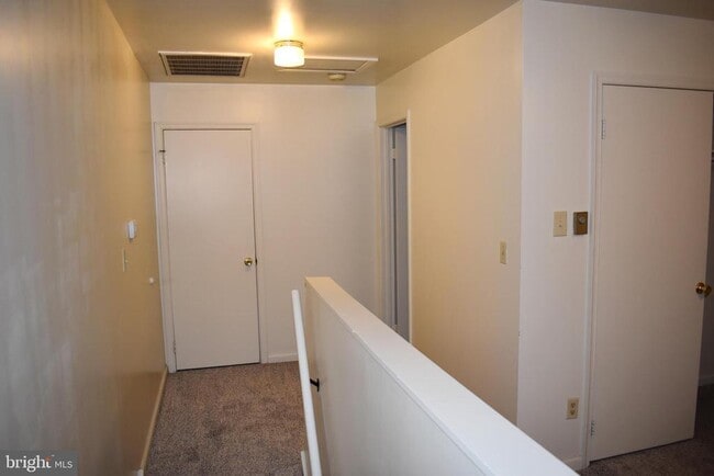 Building Photo - 1121 Stanley Ave