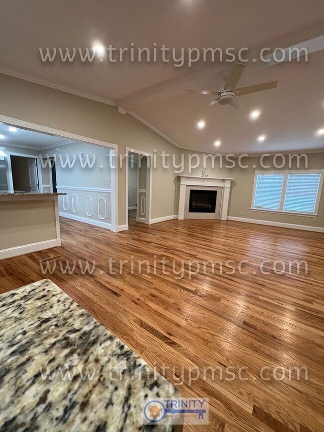Building Photo - NEWLY UPDATED!! Ready and waiting for you!