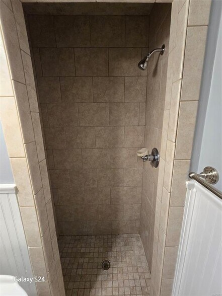 Building Photo - 2141 Meadowlane Dr