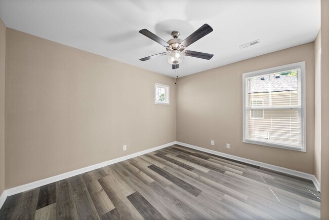 Building Photo - Beautiful 3 Bedroom 2 Full Bath Home For Rent!