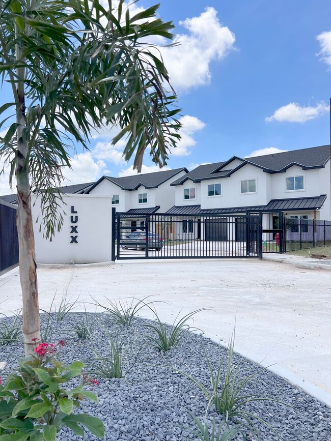 Building Photo - Luxury Townhome In Gated Community (Close to Expressway 281 & Wisconsin)