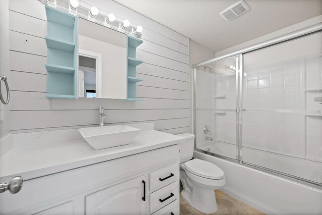 Building Photo - Renovated Tacoma Home with A/C, Huge Den, Bonus Office & Fully Fenced Yard!