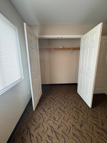 Building Photo - 405 S Graham Ave