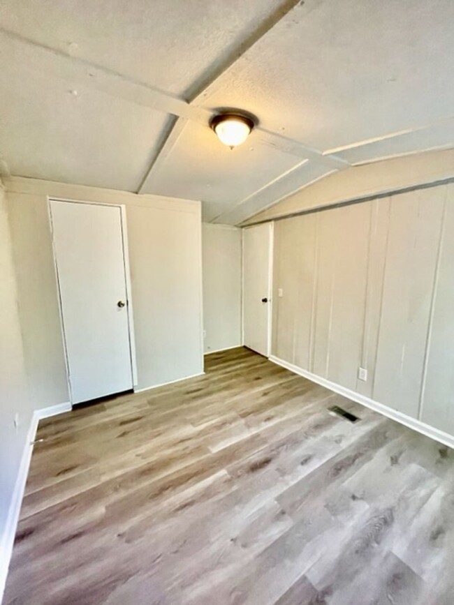 Building Photo - Adorable 2 bedroom 2 bath Mobile Home loca...