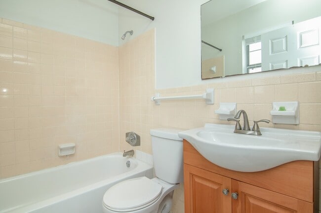 Building Photo - Cozy 3 Bed 2 Bath Condo for Rent in Downto...