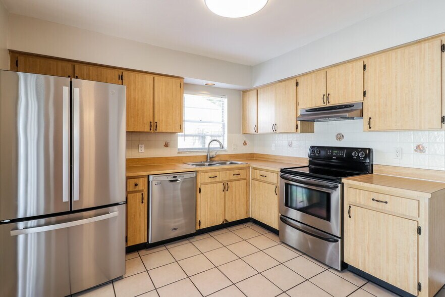 Building Photo - 2825 Cedaridge Dr