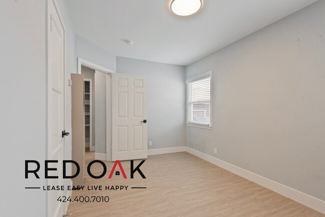 Building Photo - Recently Renovated One Bedroom Walk-Up wit...