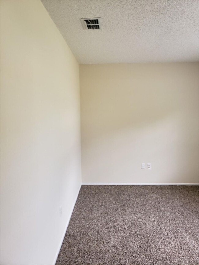 Building Photo - 2/2 Home in Silver Springs Shores Lake Joy...