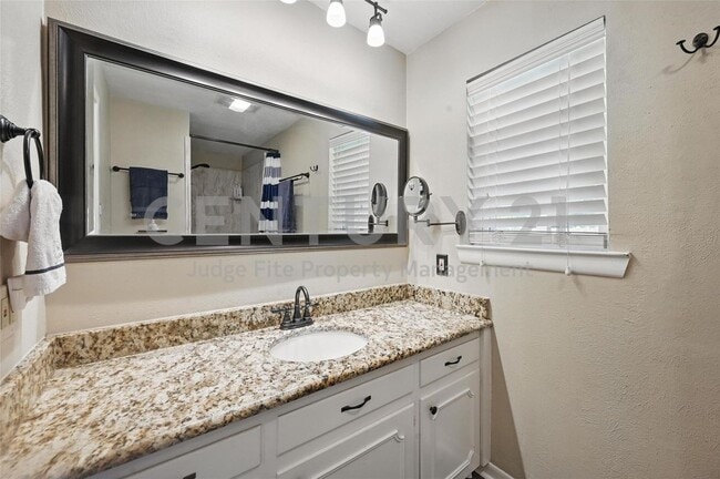 Building Photo - Beautifully Updated 3/2/2 in Bedford Ready...