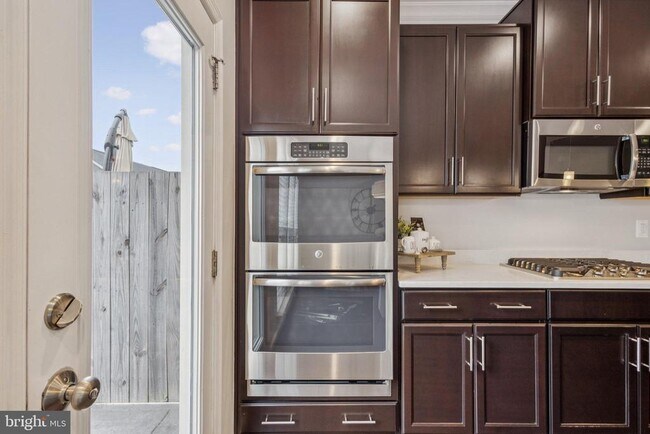 Building Photo - 805 Basswood Dr