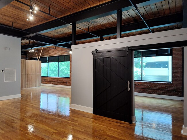 Building Photo - Luxury studio located in Factory South!