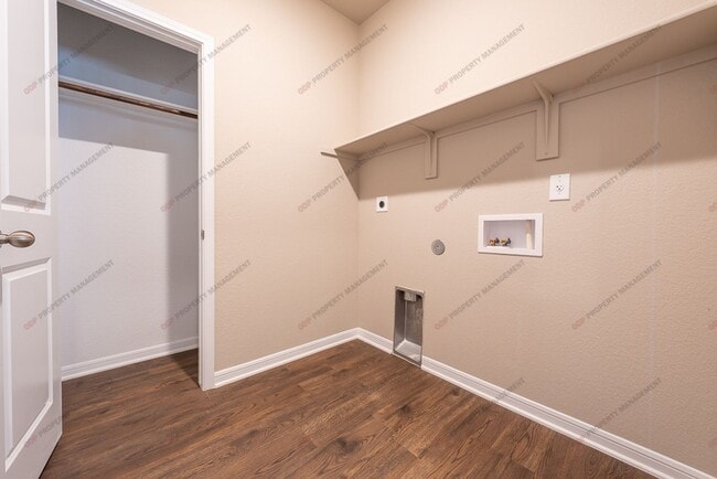 Building Photo - 1242 Lakeway Crossing Dr