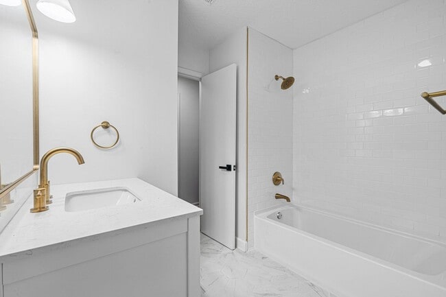 Building Photo - 3/2 Riverfront Brick Ranch, Access to the ...