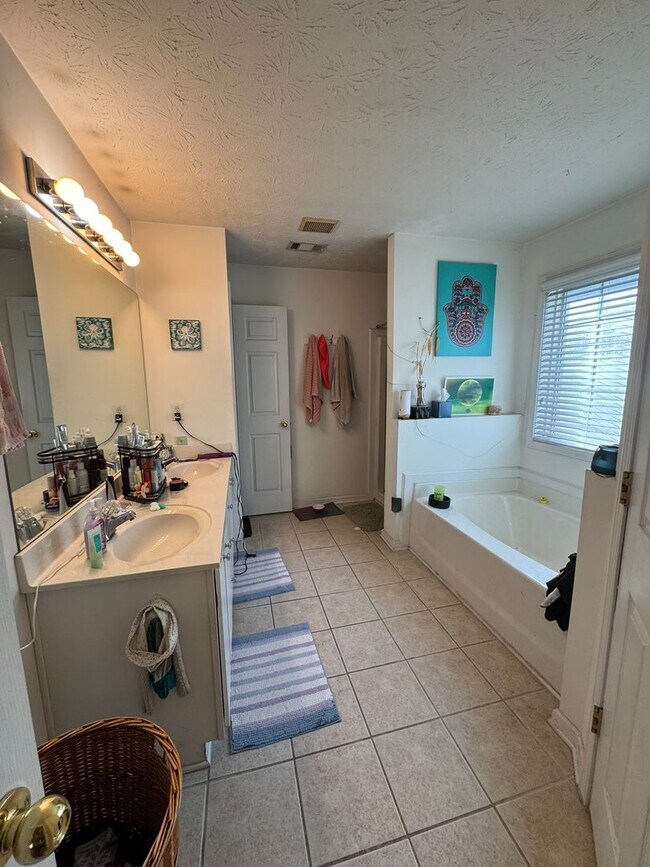 Building Photo - Beautiful East Side Home