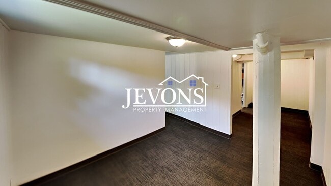 Building Photo - Charming 3-bedroom home with large fenced ...