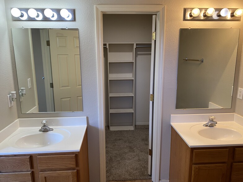 Master Bath and Walk in closet - 3850 Desert Pinon Dr NE