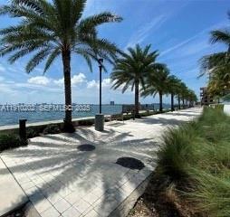 Building Photo - 555 NE 30th St