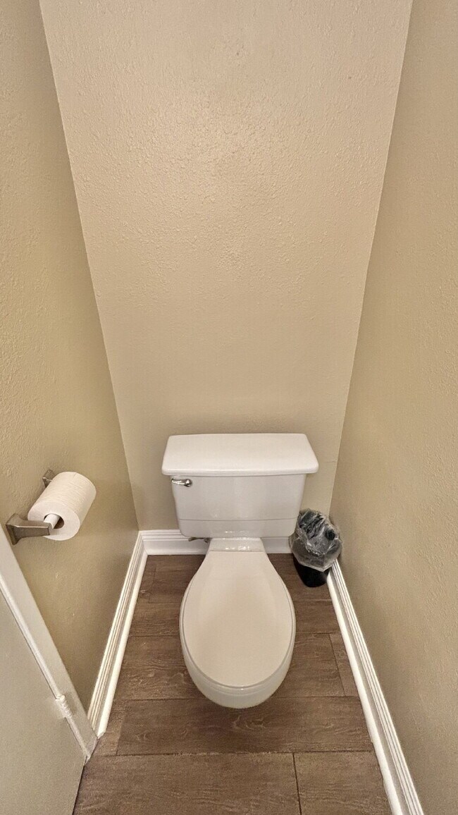 Building Photo - 2 Bedrooms Townhome Availble For Rent in I...