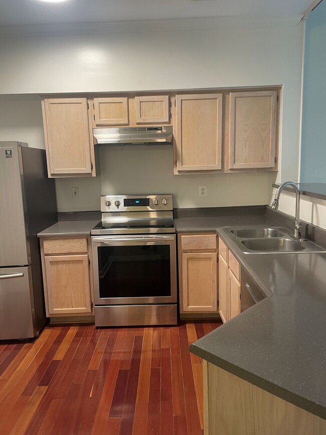 Building Photo - 1BR 1 B available 10/3/24- Carriage Hill