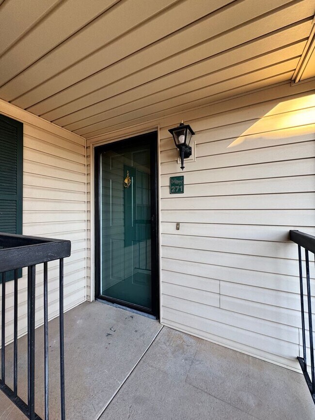 Building Photo - Beautifully Updated 2BR/2BA Condo in Gated Community – Modern Finishes & Pool Access