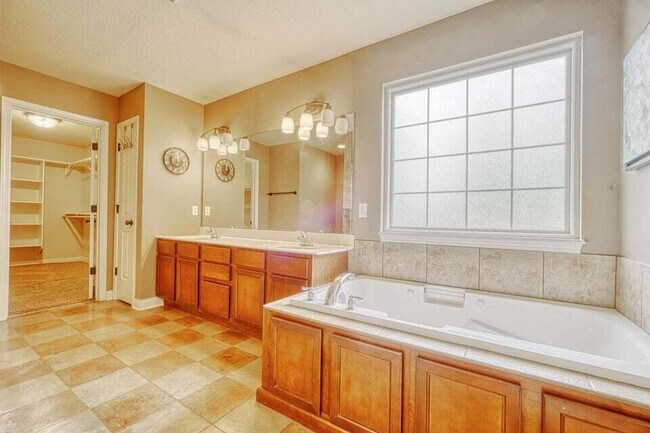 Building Photo - 2001 Cecil St