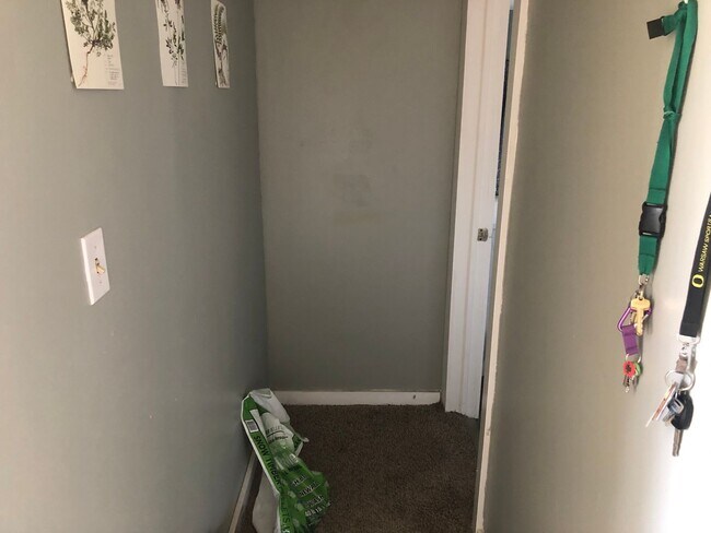 Building Photo - AVAILABLE JUNE - 2 BED 1 BATH