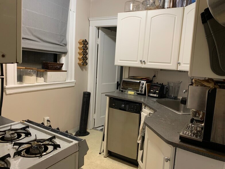 Building Photo - 380 Riverway